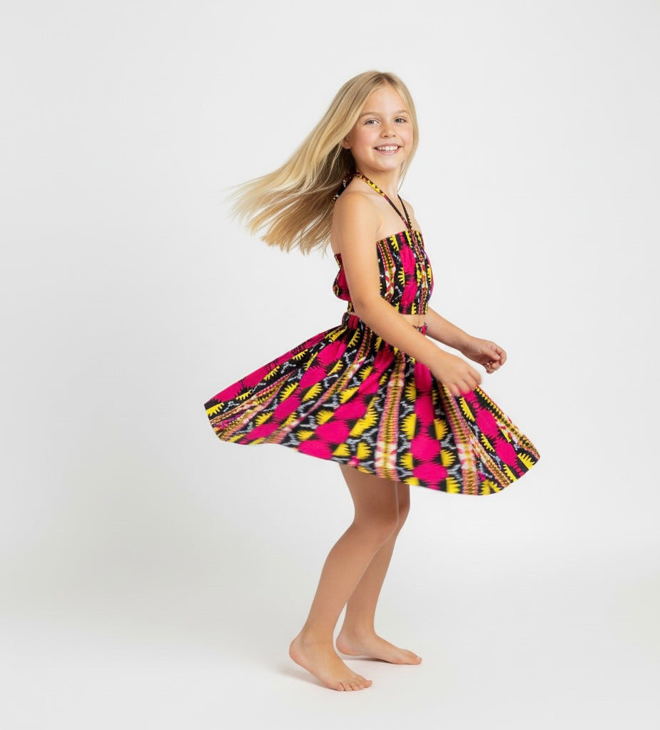 Détail du crop top enfant avec bretelles croisées et élastiques à la taille et en haut – tissu wax coloré