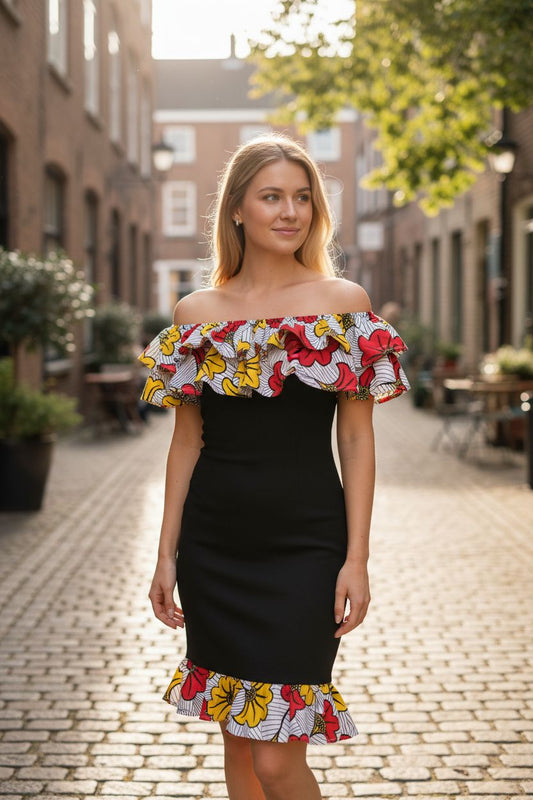 Robe moulante femme élégante, customisée avec des empiècements en wax fleur de mariage au bas et sur le haut de la robe. Un mélange raffiné entre sobriété et touche africaine.