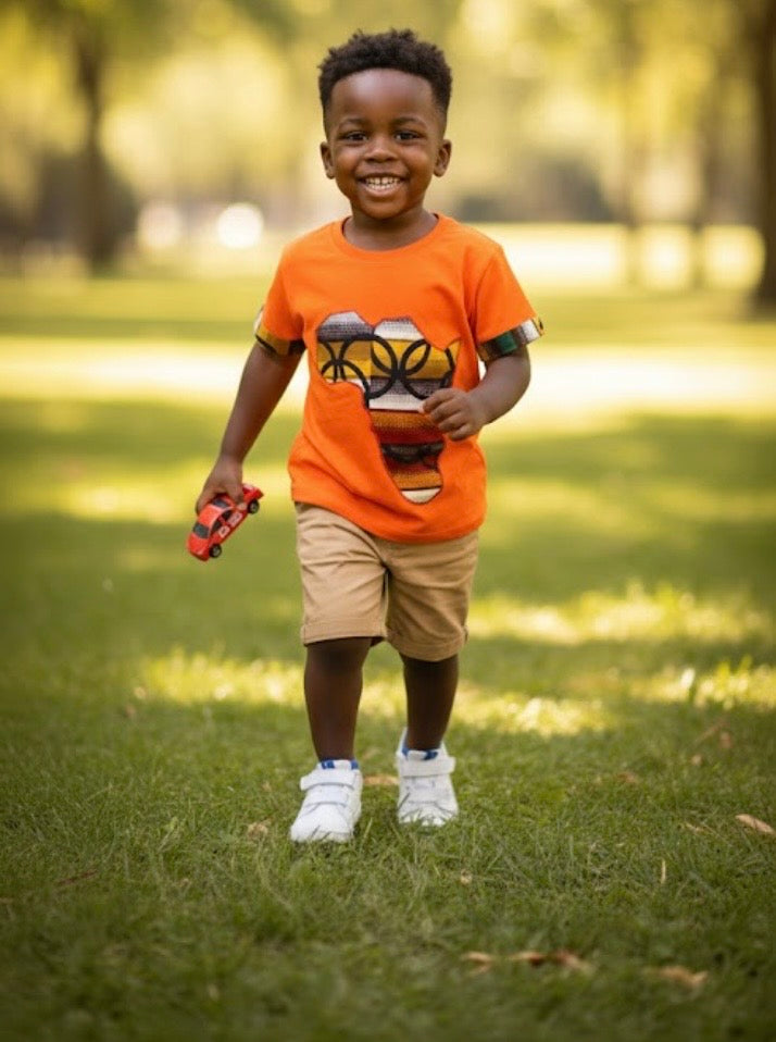 T-shirt enfant mixte 5/6 ans orange, fait main, avec carte de l’Afrique en wax cousue à la main et détails en wax sur les manches.