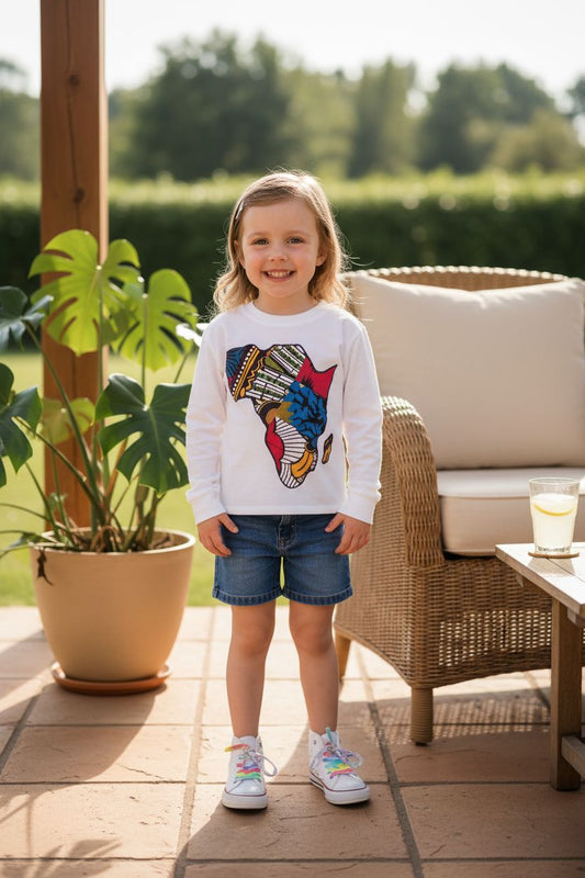 Enfant portant un t-shirt personnalisé avec carte de l’Afrique en tissu wax – modèle mixte