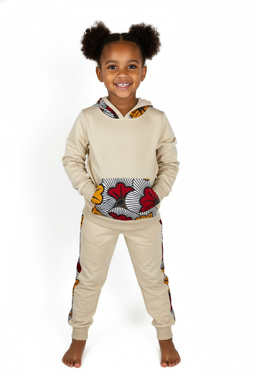 Ensemble jogging MPESA pour enfant, modèle mixte , customisé à la main avec tissu wax coloré sur capuche, poches et côtés du pantalon.