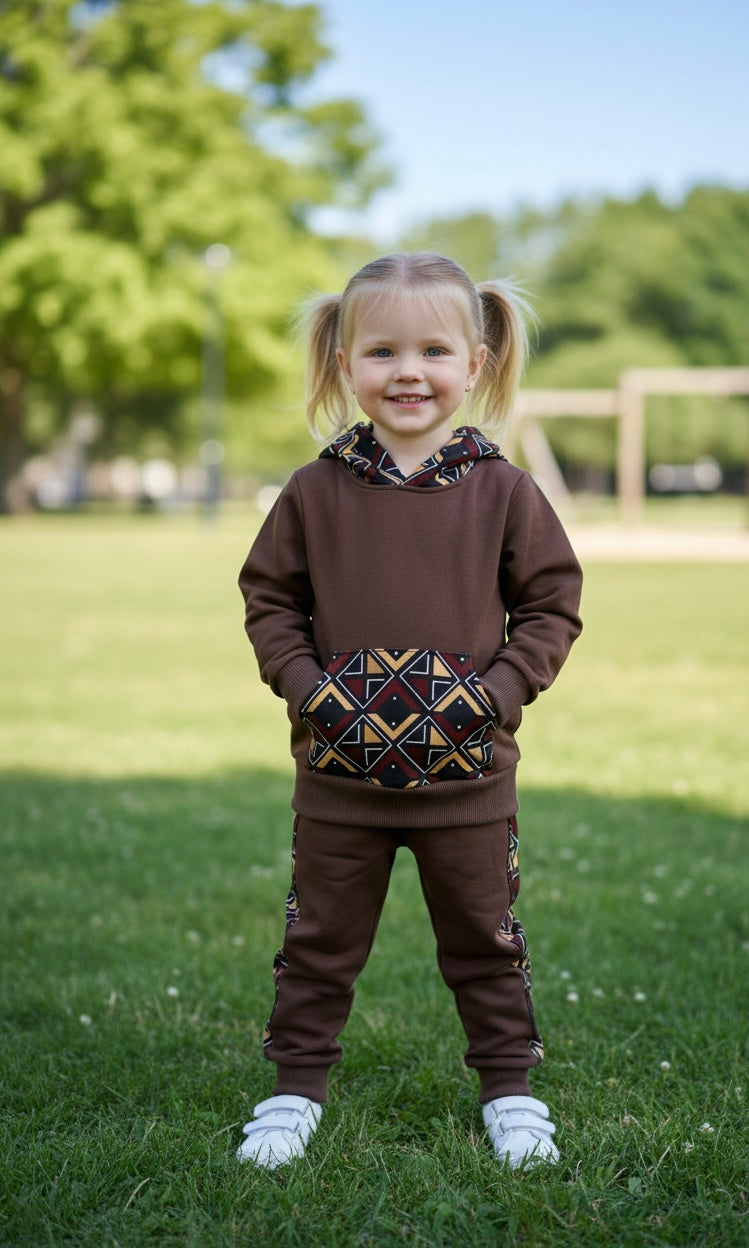 Ensemble jogging BOGOLAN mixte enfant, couleur marron chocolat, customisé à la main avec tissu wax 100 % coton sur capuche, poches et pantalon.
