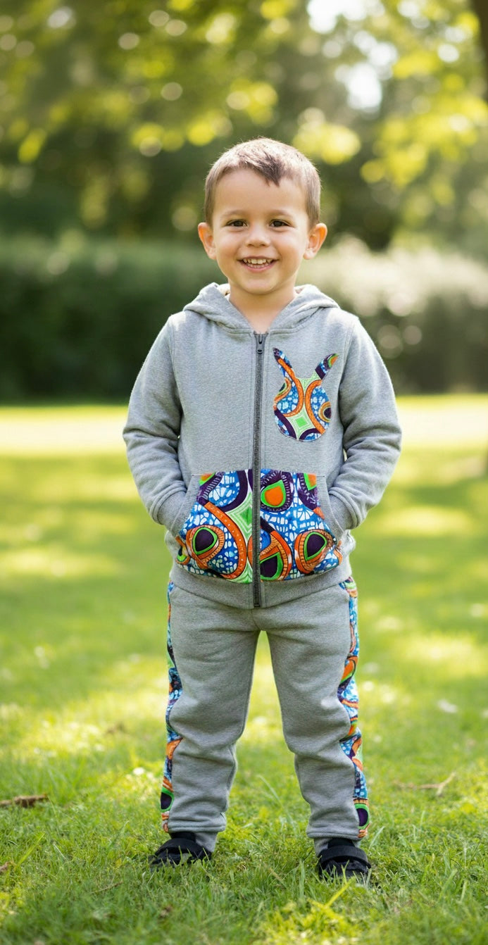 Jogging enfant mixte avec empiècements en tissu wax, look confortable et original aux inspirations africaines.