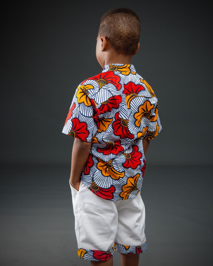 Ensemble garçon avec chemise en wax coloré et bermuda en lin – tenue afro chic enfant
