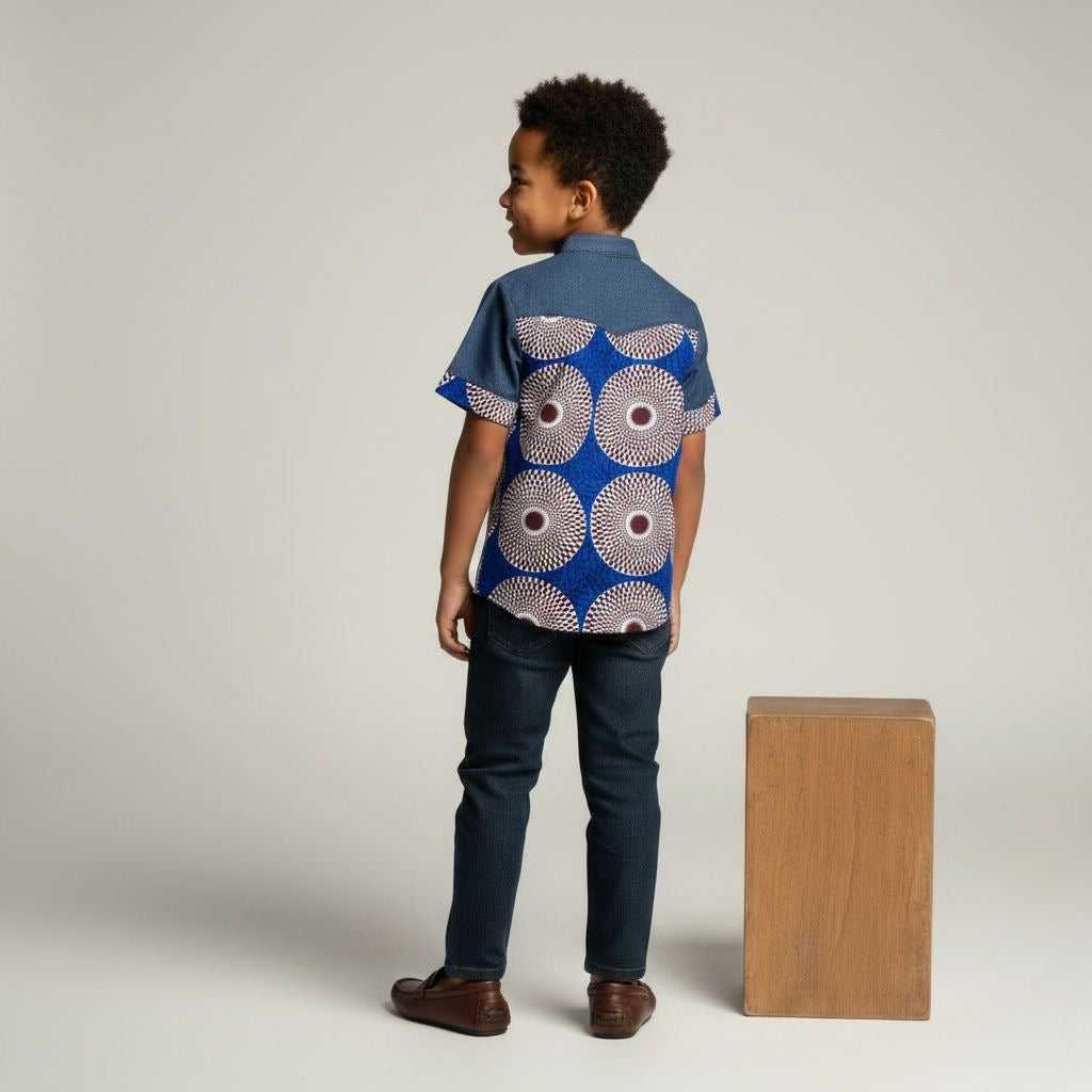 Chemise garçon faite main en mélange de wax africain et denim, col Mao élégant, tenue enfant unique au style moderne et coloré.