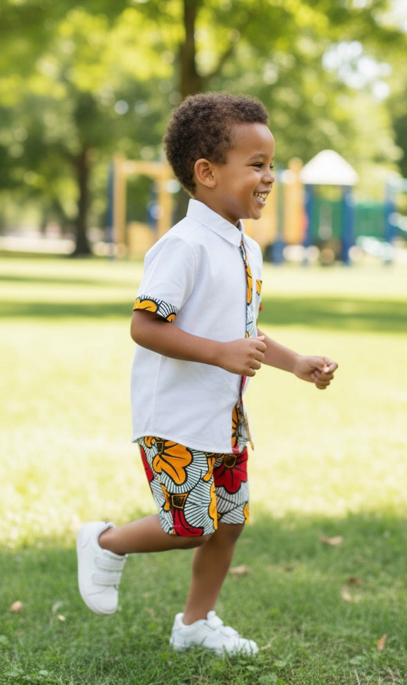 Ensemble garçon afro chic en wax présenté en vidéo, composé d'un bermuda imprimé fleuri et d'une chemise blanche à détails en tissu africain, tenue enfant faite main pour événements élégants.