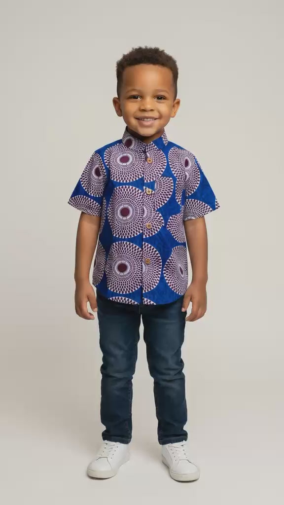 Vidéo d'une chemise enfant en wax aux motifs africains colorés, confectionnée artisanalement pour un style afro moderne unique destiné aux garçons de 2 à 12 ans.
