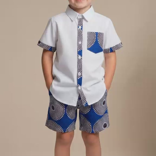 Ensemble garçon afro moderne MBEMA Signature avec chemise blanche à détails en wax et bermuda wax bleu bordeaux, tenue enfant élégante faite main.