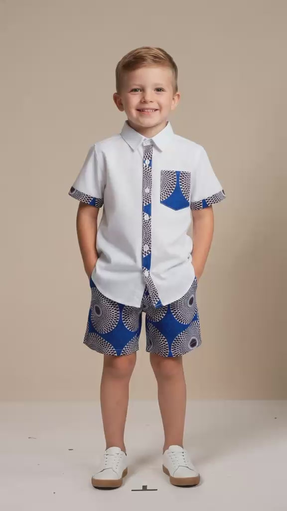 Ensemble garçon afro moderne MBEMA Signature avec chemise blanche à détails en wax et bermuda wax bleu bordeaux, tenue enfant élégante faite main.