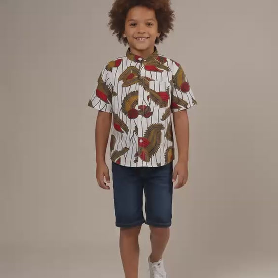Présentation vidéo d'une chemise enfant en wax aux motifs colorés, coupe manches courtes et col Mao raffiné, vêtement garçon original pour un look tendance et élégant.