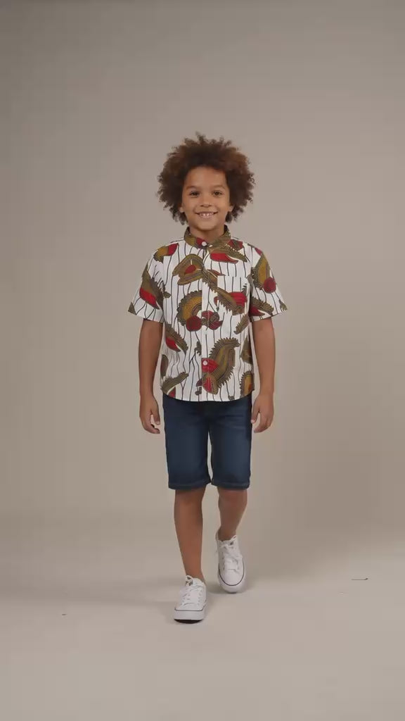 Présentation vidéo d'une chemise enfant en wax aux motifs colorés, coupe manches courtes et col Mao raffiné, vêtement garçon original pour un look tendance et élégant.